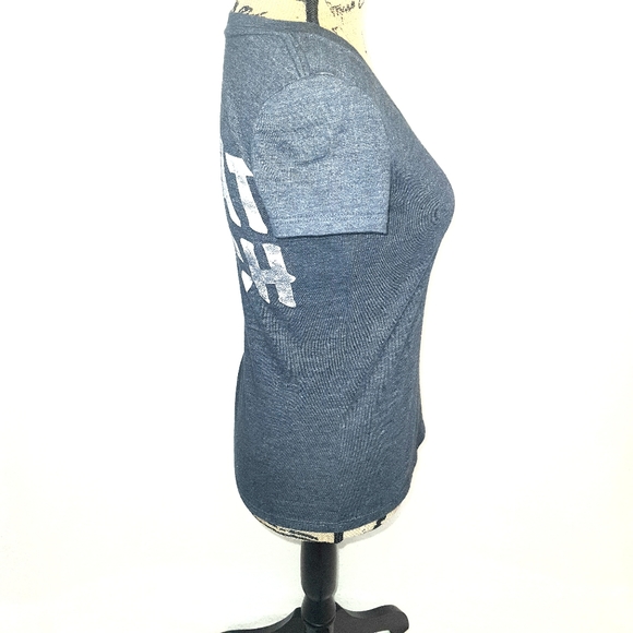MLB Women's New York Yankees V-neck Gray Top XS. - Picture 2 of 5